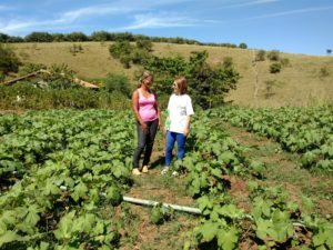 Produtora_Alessandra_Silva_conversa_com_a_técnica_executora_do_Rio_Rural_na_microbacia_Córrego_de_Ubá,_Norma_Lúcia_Vieira[1]