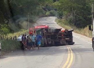 Caminhão tomba em cima de dois automóveis na RJ 186, em Pádua