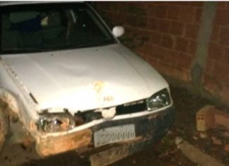 Acidentes – Carro derruba muro de residência em São Fidélis; e casal fica ferido em capotamento na RJ 116, em Aperibé