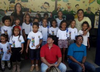 Prefeito de Itaperuna entrega Kits Escolares no Valão do Cedro e Avaí