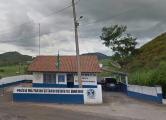 Mulher é detida em Varre-Sai após chamar policial de “macaco” e tentar tomar sua arma