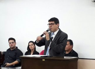 Vereador Glauber Bastos propõe proibir que veículo estacionado em lugar proibido seja rebocado caso o responsável esteja no local.