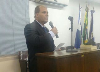 Vereador de pede para o prefeito retirar a catraca da porta da prefeitura