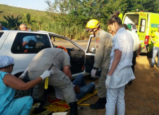 Automóveis colidem na RJ 214, em Natividade