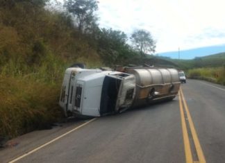 Caminhão tomba na RJ 220, em Natividade