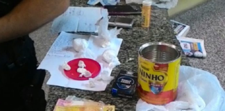 Mulher é detida pela polícia por suspeita de tráfico de drogas em Itaperuna