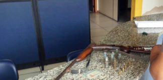 Homem encontra companheira de 18 anos nua com funcionário em São João do Paraíso, chama a polícia, e acaba detido por posse de arma