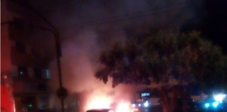 Policiais do 29° BPM e populares resgatam vítimas de carro em chamas, em Itaperuna