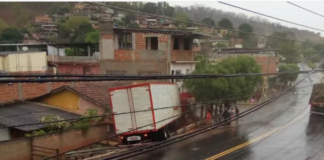 Caminhão invade residência e mata homem em Pádua