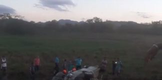 Padre que seguia de Apiacá para Bom Jesus do Itabapoana capota com carro e fica preso às ferragens