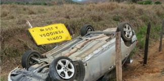 Carro capota na BR 356, entre Italva e Cardoso Moreira