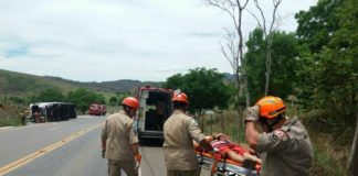 Carreta com carga de melão tomba na BR 356, em Itaperuna