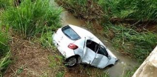 Carro cai de ponte na RJ 214, em Varre-Sai