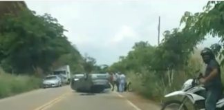 Carro capota na RJ 158, em São Fidélis