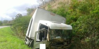 Caminhão baú sai da pista e bate em cerca na BR 356, em Cardoso Moreira