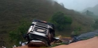 Carreta tomba na RJ 186, em Pádua