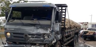 Homem morre e dois ficam feridos em colisão envolvendo caminhão e dois carros na BR-101, em Campos