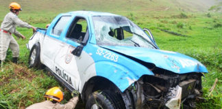 Viatura do 29º BPM sai da pista e despenca em ribanceira com dois policiais próximo de Varre-Sai