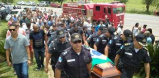 Policial de Itaperuna morto por bandidos em Macaé é sepultado com honras militares