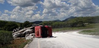 Carreta tomba na BR 356, entre Itaperuna e Italva