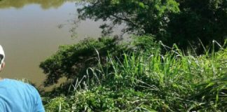 Carro com pai e filho cai no Rio Muriaé em Cardoso Moreira