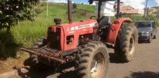 Trator furtado em São José de Ubá é encontrado abandonado na BR 356, em Itaperuna