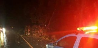 Caminhão tomba na RJ 186, em Itaperuna