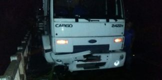 Motorista perde controle de caminhão e sofre acidente na RJ 214, em Varre-Sai