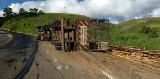 Carreta com madeiras tomba na BR 356, em Itaperuna