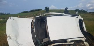 Carro capota com dois jovens na RJ 230, em Bom Jesus do Itabapoana