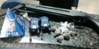 PM apreende droga, espingarda e radiotransmissores em residência de menor em Bom Jesus do Itabapoana.