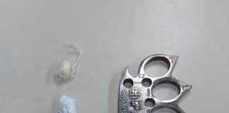 Adolescente é apreendido com celular furtado, soco inglês e drogas na Vinhosa, em Itaperuna