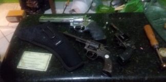 Casal é preso com armas dentro de casa em Itaperuna