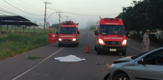 Moto com três bate em carro e dois morrem em Campos; motorista do carro estava embriagado e foi achado dormindo em calçada