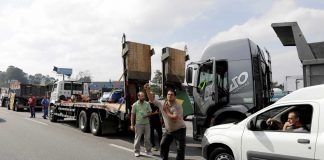 Caminhoneiros criticam sindicatos e dizem que continuarão parados