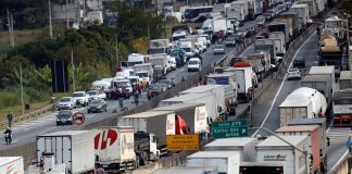 Caminhoneiros seguem com manifestações em rodovias neste sábado