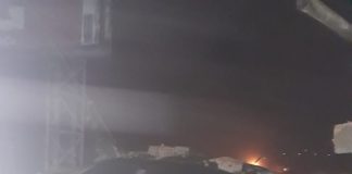 Carro derruba poste e deixa moradores sem energia elétrica em Itaperuna