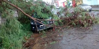 Chuva rápida acompanhada de granizo e ventos fortes causa transtornos em Itaperuna