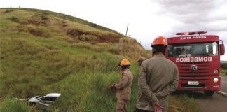 Carro com quatro pessoas cai em barranco na BR-356, entre Italva e Cardoso, RJ
