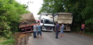 Três caminhões se envolvem em colisão em Bom Jesus do Itabapoana