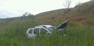 Carro sai da pista, sobe morro e capota na RJ-158, em São Fidélis