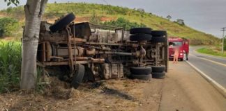 Caminhão tomba na BR 356, entre Italva e Cardoso Moreira