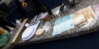 Homem é preso com arma e drogas em casa em Itaperuna