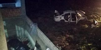 Carro capota e arremessa motorista em cima de uma casa em Aperibé