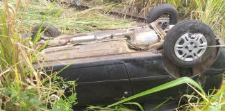 Jovem é socorrido após carro capotar na RJ-194, entre Cambuci e São Fidélis