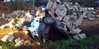 Caminhão tomba na RJ 116 em Aperibé