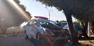 Viatura da Polícia Militar bate em árvore em São Fidélis