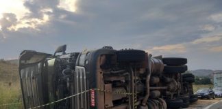 Carreta carregada de carne tomba na BR 356, entre Itaperuna e Italva