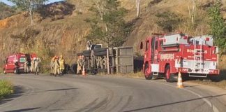 Carreta tomba na RJ-158, em São Fidélis