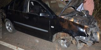 Carro se choca contra árvore na RJ 214, Natividade